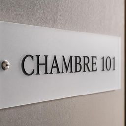 Plexiglas usiné sur mesure pour signalétique intérieure