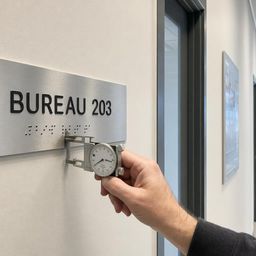Contrôle périodique de la lisibilité tactile