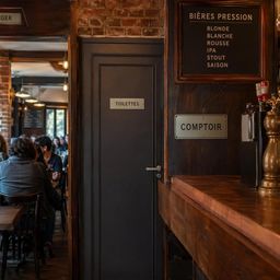 Une signalétique qui résiste au quotidien d'un bar