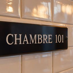 Une signalétique qui résiste au quotidien d'un bar