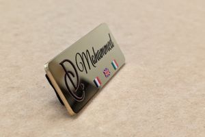 Badge professionnel personnalisé — Aluminium / Laiton / Bois / PVC / Aimanté