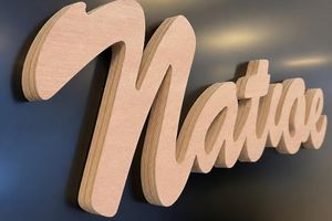 Lettres et Formes Découpées sur Mesure — Lettrage découpé / Relief sur mesure / Multi-matériaux