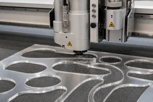 Découpe CNC plaque sur mesure — Dibond / Plexiglas / PVC / Polycarbonate