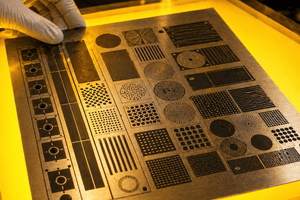 Gravure chimique sur mesure — Aluminium / Inox / Laiton / Grandes séries