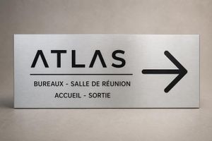 Panneau directionnel personnalisé — Orientation sur mesure / Intérieur & extérieur / Bois, aluminium, PVC