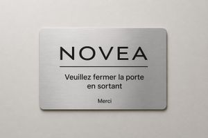 Plaque de porte autocollante — Sans perçage / Adhésif haute tenue / Sur mesure