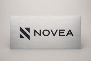 Plaque professionnelle avec logo — Logo gravé / Imprimé HD / Personnalisé