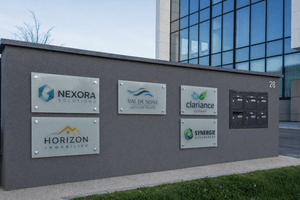 Plaque société entreprise — Aluminium / Laiton / Plexiglas / Sur mesure