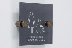 Signalétique accessibilité PMR — Panneaux PMR / Pictogrammes / Braille