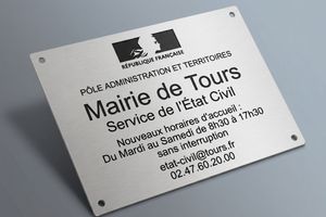 Plaque signalétique mairie — Laiton / Aluminium / Plexiglas gravé