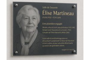 Plaque commémorative personnalisée — Hommage pérenne / Laiton / Façade
