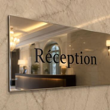 Finition miroir plaque métal pour signalétique prestige