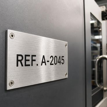 Plaques constructeur prêtes à visser sur machine