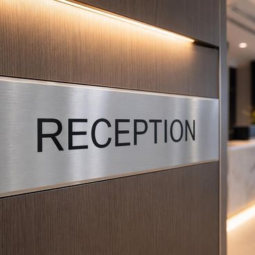 Plaques pliées pour signalétique architecturale et mobilier