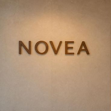 Enseigne et signalétique d'accueil en bois