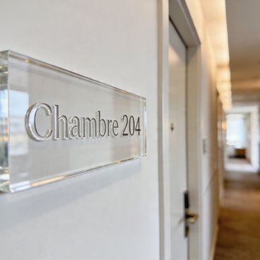 Plaques et signalétique en plexiglas gravé sur mesure
