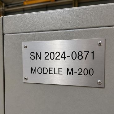 Plaques constructeur pour équipements industriels