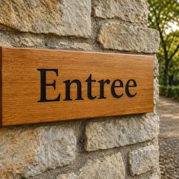 Signalétique extérieure bois avec traitement durable