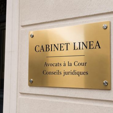 Signalétique de façade en extérieur modéré