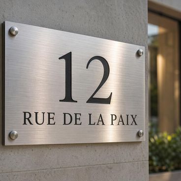 Plaque numéro maison aluminium et signalétique bâtiment