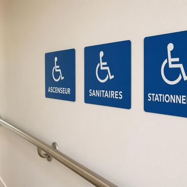Signalétique de cheminement accessible en ERP