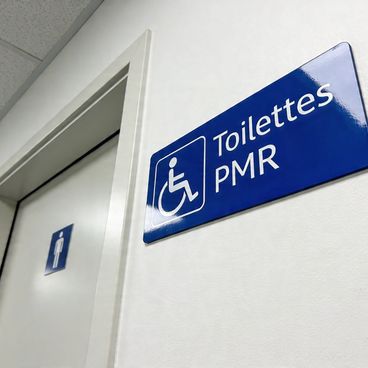 Signalétique de porte et sanitaire PMR en ERP