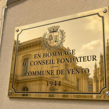 Plaque hommage sur façade de bâtiment communal