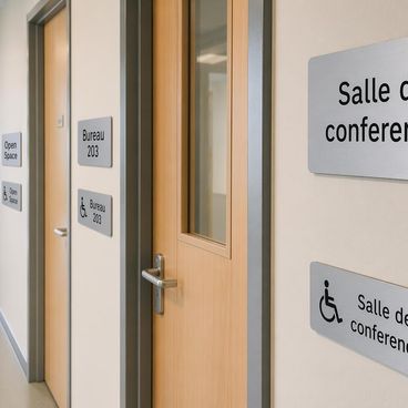 Plaques de salle et panneaux directionnels sur mesure
