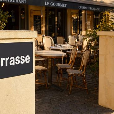 Signalétique terrasse : visibilité extérieure et résistance