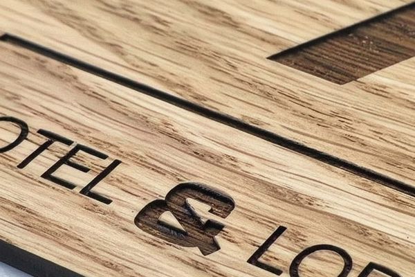 Plaque bois gravée sur mesure