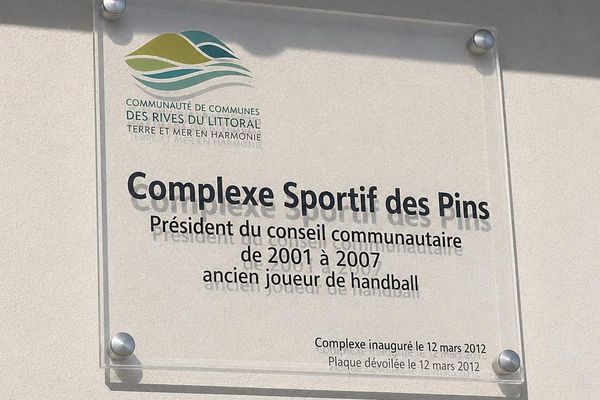Plaque signalétique association