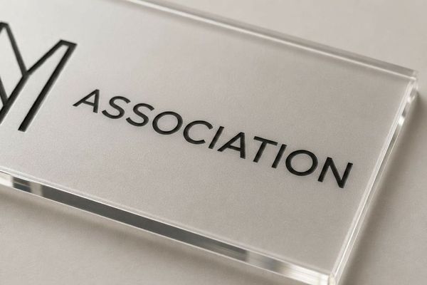 Plaque signalétique association